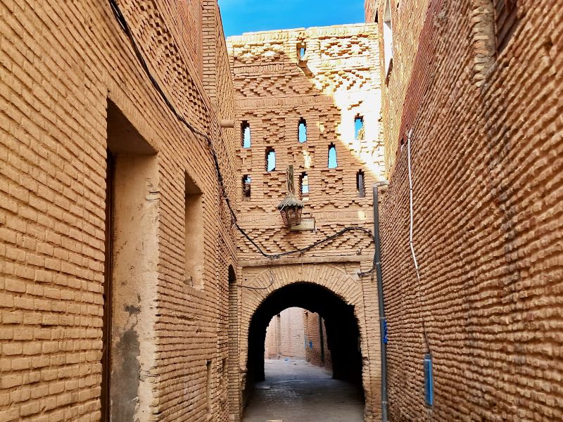 Façades de la médina et leurs briquettes d'argile en motifs géométriques ©Catherine Gary