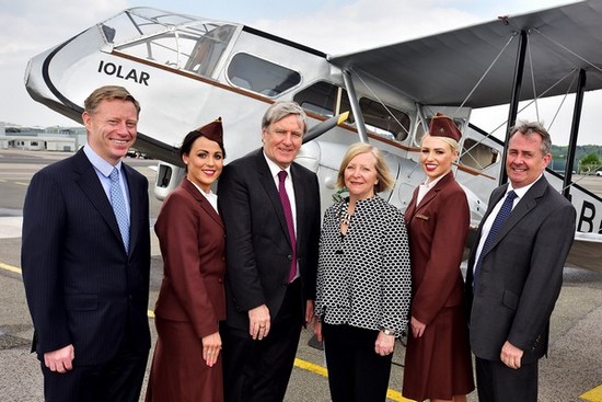 Stephen Kavanagh, CEO d’Aer Lingus, entouré de son équipe pose devant la réplique de l'Iolar :  pour célébrer le 80 ème anniversaire de la Compagnie, Aer Lingus fait voler,  l’Iolar, une réplique de l’appareil six places De Havilland 84 Dragon. © Archives Aer Lingus