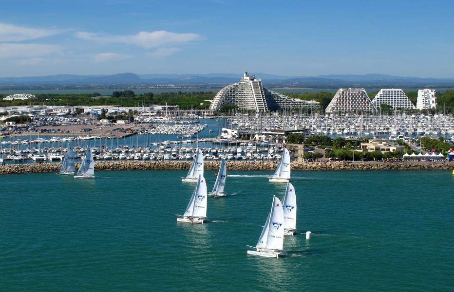 la Grande Motte est devenue une ville-jardin où il fait bon se promener à travers les quartiers audacieux qui mènent au port de plaisance. © O.T. Grande Motte