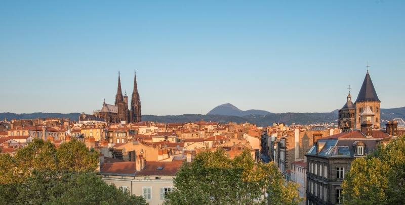 La cathédrale de Clermont-Ferrand dans la perspective du Puy-de-Dôme © Luc Olivier