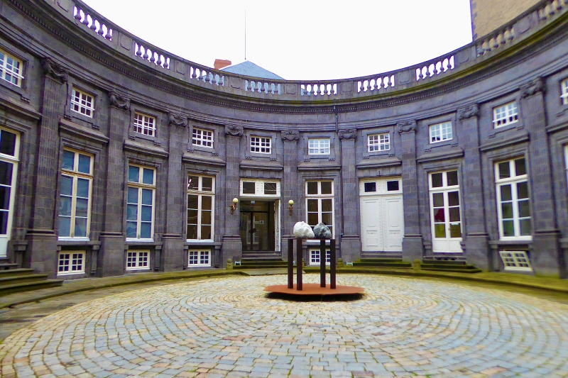 Palais Renaissance au fond de sa cour à Clermont-Ferrand ©Catherine Gary