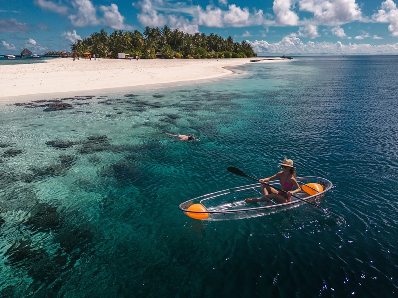 Kayak chill sur eau transparente, une définition du paradis