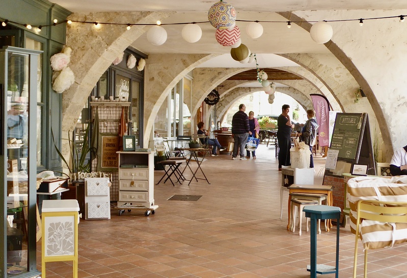 Sous les arcades de la Bastide de Monségur ©Catherine Gary