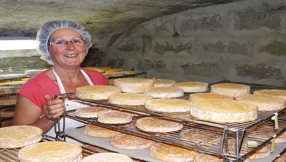 La fabrication du fromage à base du lait de vaches de race Vosgienne est le domaine réservé à Joëlle Curien très souriante dans la cave voûtée d’affinage du Munster AOP  de la ferme familiale. ©Bertrand Munier