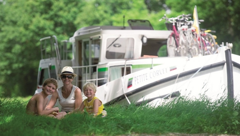 Echappée belle en famille en pénichette sur le Canal du Midi © Locaboat