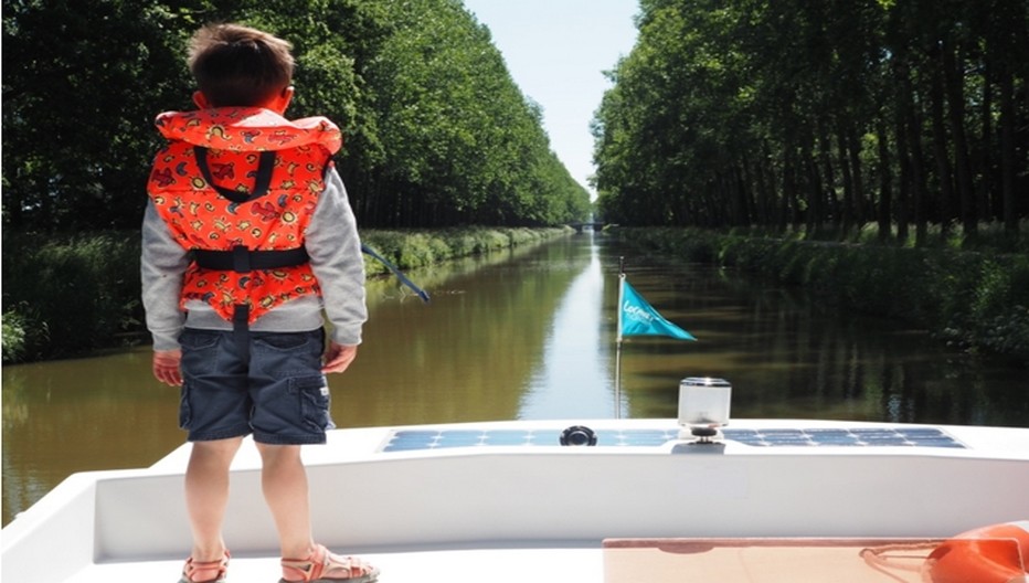 Ce petit garçon semble heureux d'endosser le rôle de capitaine....  © D.R.