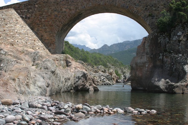 A la Balagne en Corse il faut cheminer le long des fougueux torrents de montagne, qui se muent en rivières indolentes selon la saison  © Richard Bayon.