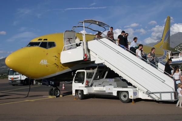 En vols passagers de et vers la Corse, ASL Airlines France assure des vols à la demande et, jusqu’à l’année dernière, a réalisé des vols touristiques pour le compte de tour-opérateurs.  ©www.aslairlines.fr