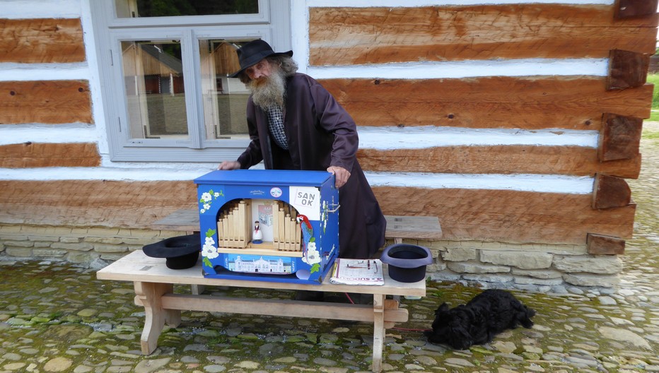 A Sanok , le joueur d'orgue de barbarie au village ethnographique. © Catherine Gary A Sanok , le joueur d'orgue de barbarie au village ethnographique. © Catherine Gary