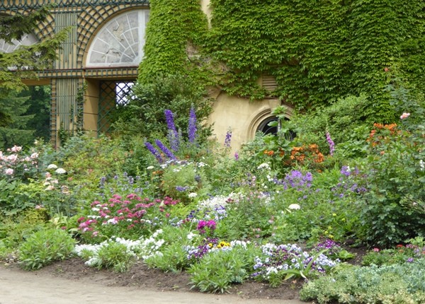 Dans le parc du Château de Lancut l'un des jardins à l'italienne rempli de fleurs. © Catherine Gary
