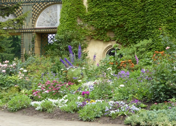 Dans le parc du Château de Lancut l'un des jardins à l'italienne rempli de fleurs. © Catherine Gary Dans le parc du Château de Lancut l'un des jardins à l'italienne rempli de fleurs. © Catherine Gary