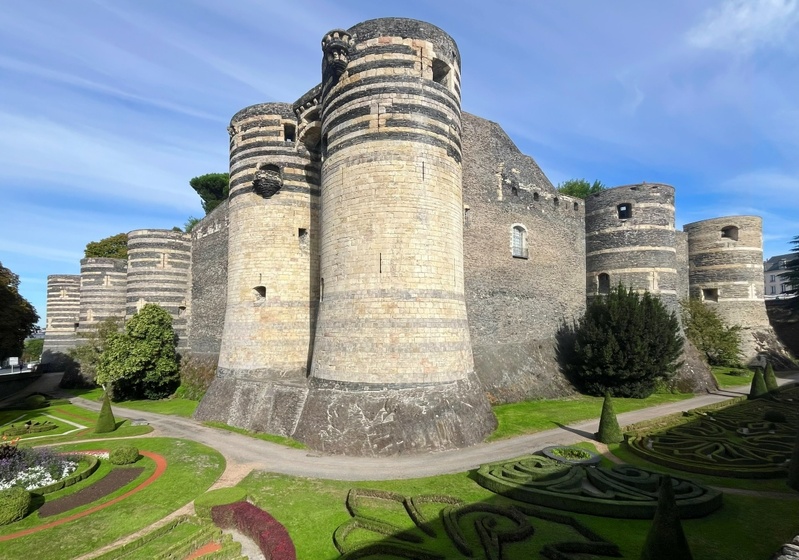 Telle une sentinelle sur l’enceinte urbaine, la forteresse conjugue deux architectures qui s’imbriquent l’une dans l’autre : la forteresse de Saint Louis et le château des ducs d’Anjou.