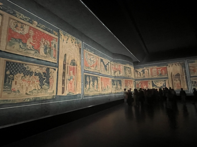 Œuvre monumentale aux allures de bande dessinée, la Tapisserie de l’Apocalypse est aujourd’hui la plus grande tapisserie médiévale conservée au monde