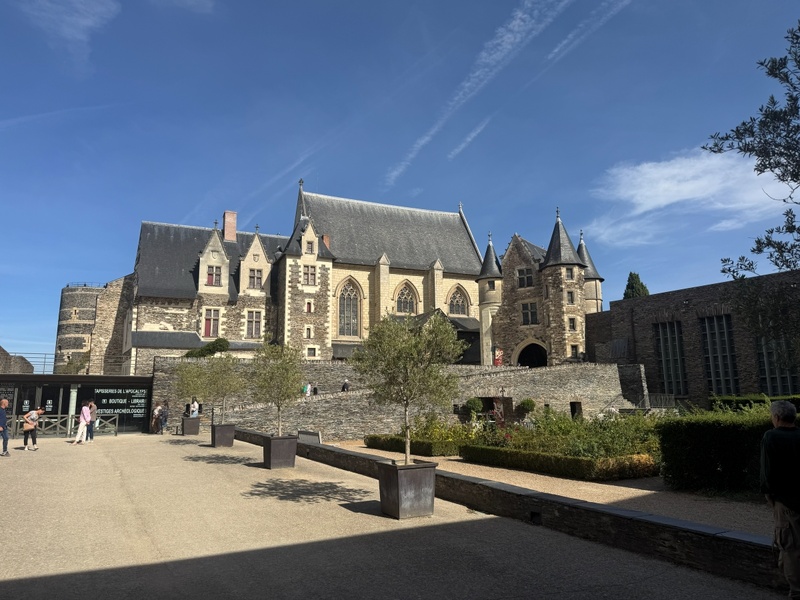 Située au coeur de la ville, la Maison d’Adam s’élève sur six niveaux depuis 1491. Elle est l’un des joyaux d’une ville particulièrement patrimoniale.