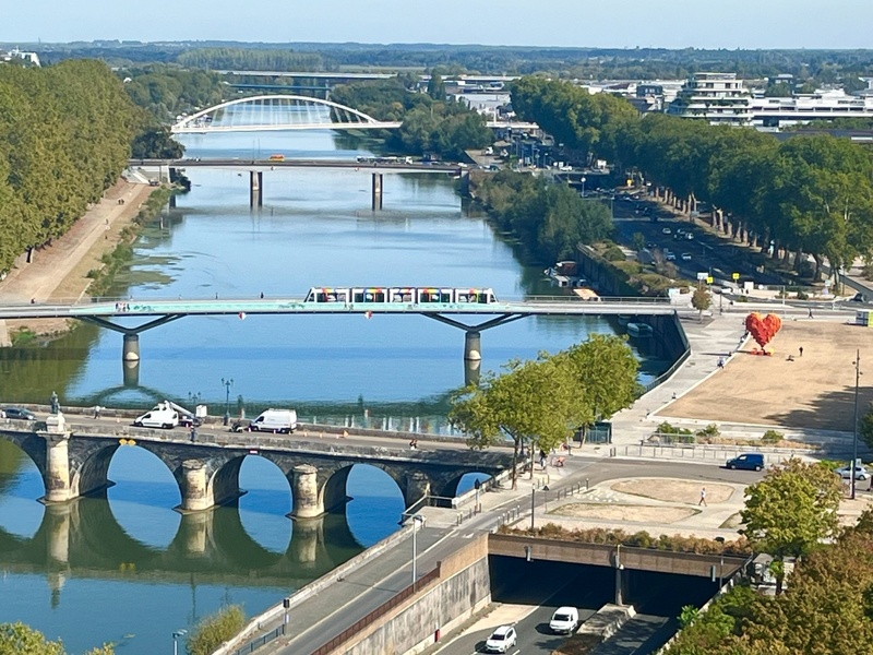 De la Tour du Moulin, la plus haute de la forteresse et le point culminant de la ville, à 40 m au-dessus de la Maine, une vue à 360° révèle la beauté de la ville du « bon roi René ».