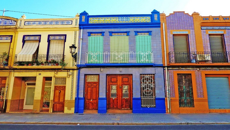 Dans le quartier de Cabanyal on peut admirer les maisons aux céramiques colorées jadis construites en joncs pour abriter les pêcheurs, victimes du feu elles furent reconstruites selon une fantaisie qui s’affiche en façades de largeur identique comme gage d’égalité. © expat.valencia.com Dans le quartier de Cabanyal on peut admirer les maisons aux céramiques colorées jadis construites en joncs pour abriter les pêcheurs, victimes du feu elles furent reconstruites selon une fantaisie qui s’affiche en façades de largeur identique comme gage d’égalité. © expat.valencia.com
