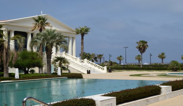 Las Arenas, le luxueux hôtel de bord de mer restauré en 2005 qui fait revivre dans ses murs néo-classiques et immaculés la grande époque des années 1900, date de sa construction.© Catherine Gary