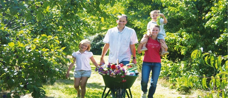 Du 10 au 17 juillet 2016, le plaisir de la cueillette en famille près de chez vous  ....  © www.chapeaudepaille.fr