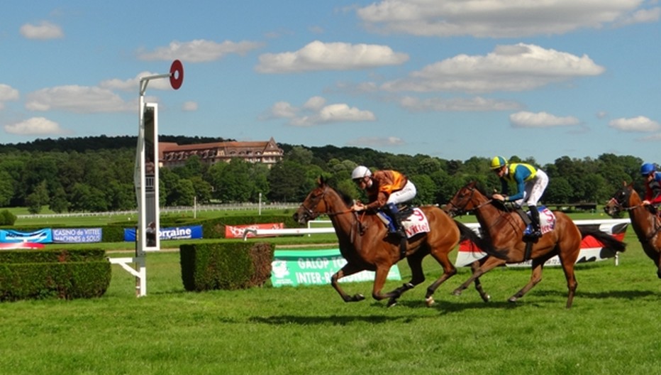 Vosges - l'Eté au rythme du trot et du galop à l'hippodrome de Vittel.