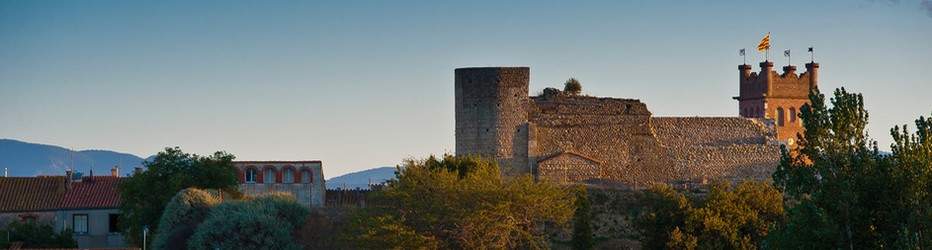 Le château de Canet-en-Roussillon, ancien château vicomtal mentionné dès le XIe siècle et maintes fois remanié par la suite, se dresse sur une colline au nord du vieux village de Canet-en-Roussillon, dans le département des Pyrénées-Orientales. Tombé en ruine après une longue période d'abandon, il est depuis les années 1960 en cours de restauration par l'association des Amis du Vieux Canet. © OT Canet-en-Roussillon Le château de Canet-en-Roussillon, ancien château vicomtal mentionné dès le XIe siècle et maintes fois remanié par la suite, se dresse sur une colline au nord du vieux village de Canet-en-Roussillon, dans le département des Pyrénées-Orientales. Tombé en ruine après une longue période d'abandon, il est depuis les années 1960 en cours de restauration par l'association des Amis du Vieux Canet. © OT Canet-en-Roussillon