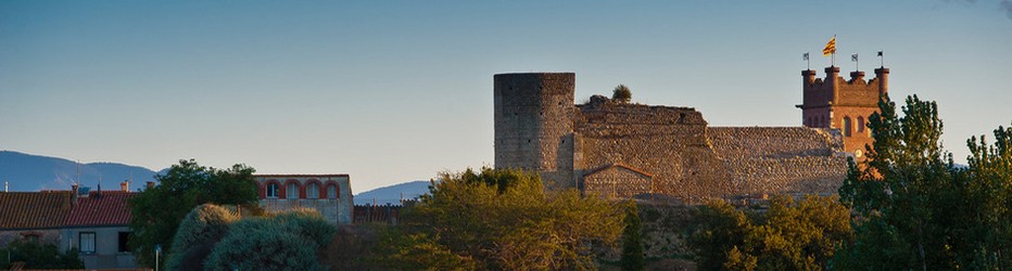 Le château de Canet-en-Roussillon, ancien château vicomtal mentionné dès le XIe siècle et maintes fois remanié par la suite, se dresse sur une colline au nord du vieux village de Canet-en-Roussillon, dans le département des Pyrénées-Orientales. Tombé en ruine après une longue période d'abandon, il est depuis les années 1960 en cours de restauration par l'association des Amis du Vieux Canet. © OT Canet-en-Roussillon