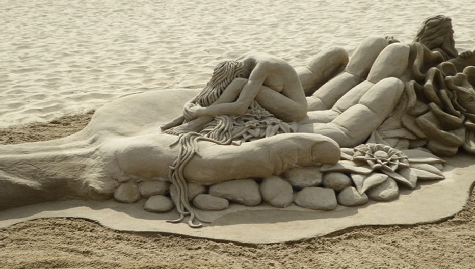 Sur la longue plage du Canet-en-Roussillonon peut admirer la beauté incroyable de certaines sculptures de sable que le vent emportera. © Catherine Gary Sur la longue plage du Canet-en-Roussillonon peut admirer la beauté incroyable de certaines sculptures de sable que le vent emportera. © Catherine Gary