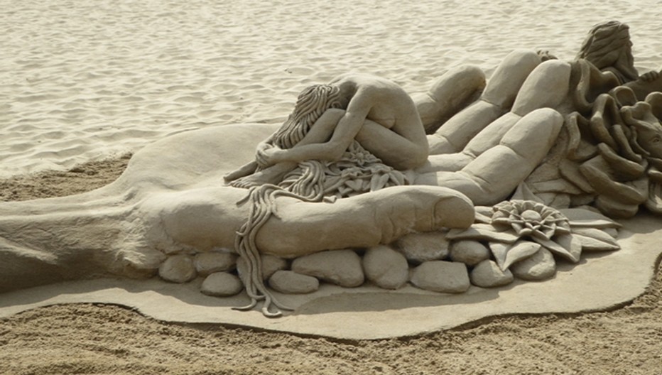 Sur la longue plage du Canet-en-Roussillonon peut admirer la beauté incroyable de certaines  sculptures de sable que le vent emportera. © Catherine Gary