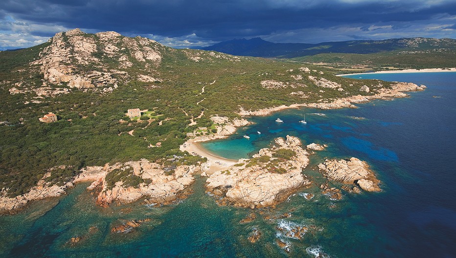 A l'extrême sud de la Corse, entre Sartène et Bonifacio, le domaine de Murtoli s'étend sur plus de 2500 hectares et embrasse 8 km de côte sauvage et inviolée. Crédit photo Camille Moirenc.