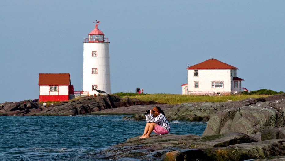 Du phare de l’île Verte, doyen des phares québécois, on aperçoit ceux de l’île Rouge et du Haut- fond Prince.  © Québec Maritime.