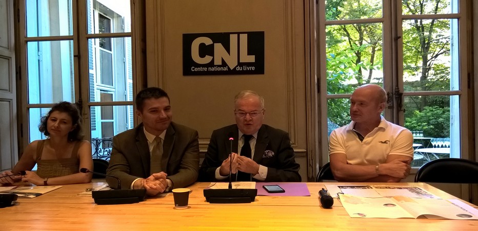 Conférence de presse à Paris pour la 27ème édition du FIG dans le cadre verdoyant du Centre National du Livre. De gauche à droite :   David Valence le maire de Saint-Dié-des-Vosges et conseiller régional du Grand Est;  Christian Pierret, le président fondateur du FIG; Gilles Fumey  professeur à l’université Paris-Sorbonne et président de l’ADFIG;  © David Raynal