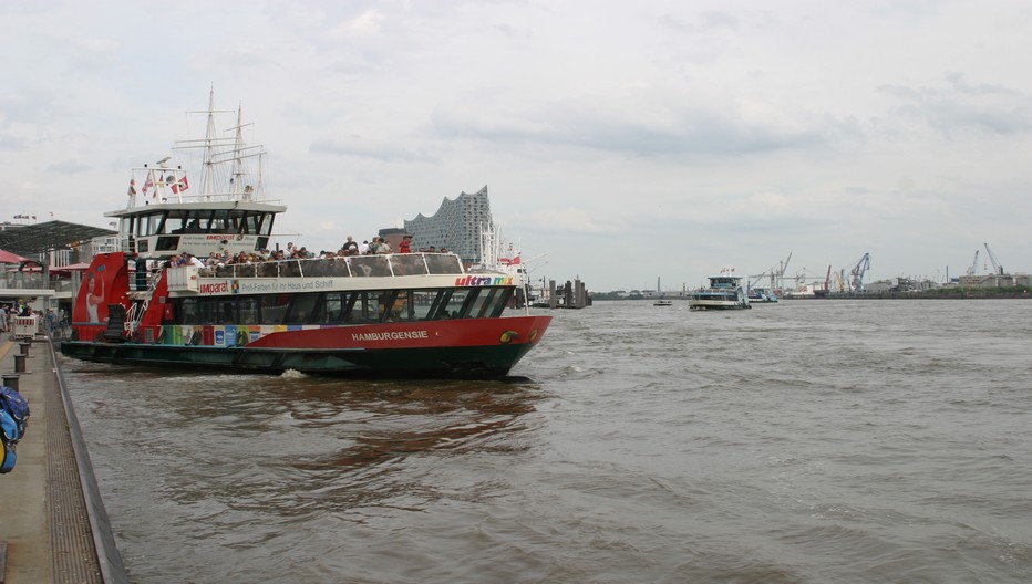 Le trafic fluvial, on pourrait dire maritime, tant la mer du Nord est toute proche, est intense et éclectique. © Richard Bayon