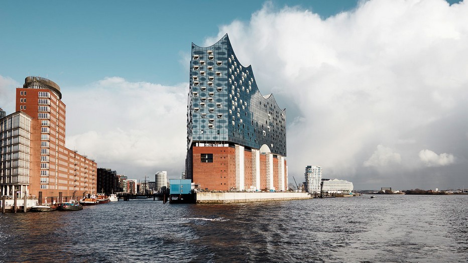 Au bout des quais de l’ancien Port Franc de Hambourg, se dresse l’imposante Elbphilarmonie, une œuvre architecturale colossale, signée par les architectes suisses Herzog &Meuron . ©L' elphilharmonie.de..