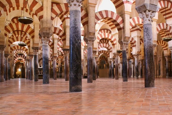 La Mezquita,au total, 850 colonnes bi-chromées et une multitude de nefs s’y croisent et s’entrecroisent  © Unesco.org
