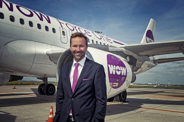 Skuli Mogensen pose devant l'un de ses avions. Cet homme d’affaires Islandais est le fondateur de la Cie WOW Air.   © wow Air