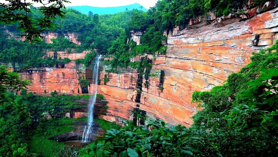 Chutes et  torrents  dont ceux de Shizhangdong, à seulement 39 km de la ville de Guizhou.  © Danxia  ONTC