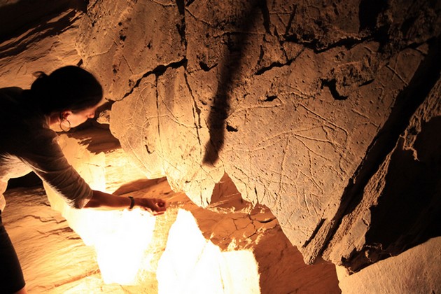 Certaines visites sont proposées la nuit à la lumière des lampes torches qui font mieux ressortir les reliefs gravés et vous plongent en même temps dans le mystère des origines.  © O.T. Portugal