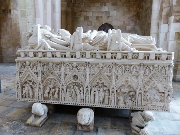 Parmi les trésors de l’abbaye, les deux tombeaux célèbres du roi Pedro 1er et d’Inès de Castro. Ici photo de celui de Inès de Castro.© O.T. Portugal