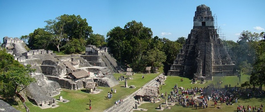 Les temples de Tikal, la sœur maya du Guatemala, se dressent haut vers le ciel, dépassant de leur splendeur sacrée les sommets de la canopée.  © Lindigomag/Pixabay.com