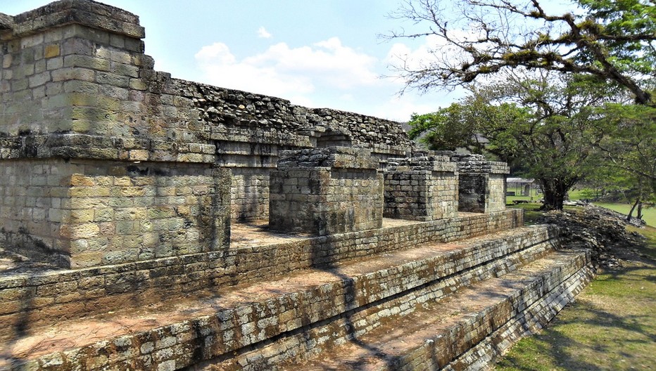 Pour comprendre la construction en superpositions des pyramides de Copan il est recommandé de visiter les tunnels creusés par les archéologues le long des parois souterraines des temples;  © Lindigomag/Pixabay.com Pour comprendre la construction en superpositions des pyramides de Copan il est recommandé de visiter les tunnels creusés par les archéologues le long des parois souterraines des temples;  © Lindigomag/Pixabay.com