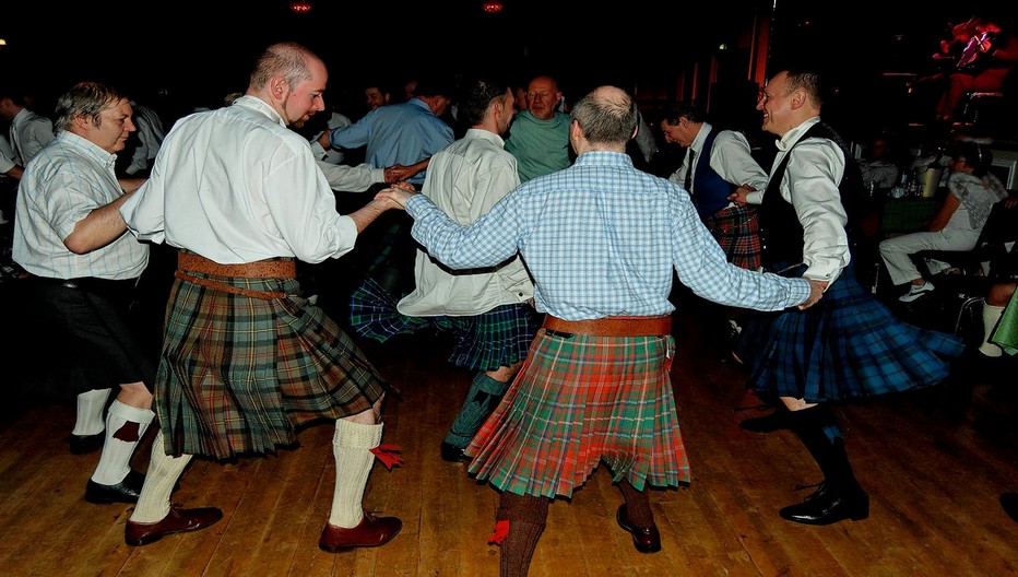 Après le discours et le dîner  La soirée se poursuit joyeusement par des danses traditionnelles écossaises appelées «ceilidh».©  Lindigomag/Pixabay.com