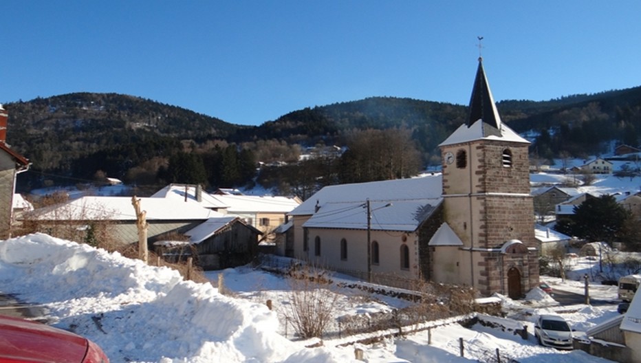 Le petit village vosgien de Rochesson et l’église Saint-Blaise veillent sur le domaine skiable des Truches. Il bénéficie également d'une situation privilégiée aux frontières de l'Allemagne, du Luxembourg et de la Suisse et à proximité immédiate de Remiremont, Gérardmer, La Bresse et Plombières. ©Bertrand Munier