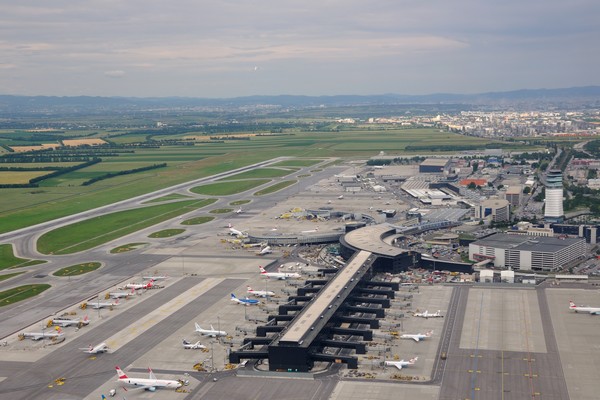 L’aéroport de Vienne-Schwechat (Vienna International Airport) a vu transiter en 2014 à peu près 22,5 millions de passagers sur quelque 230 800 vols. © Wilkipédia.org