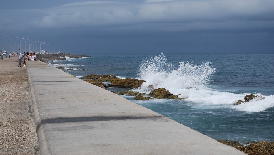 Cuba est tiraillée entre deux mondes, l’ailleurs et la mère patrie qui cultive bien des paradoxes, le tout sur fond de paysage de carte postale tropicale.  . © Lindigomag/Pixabay