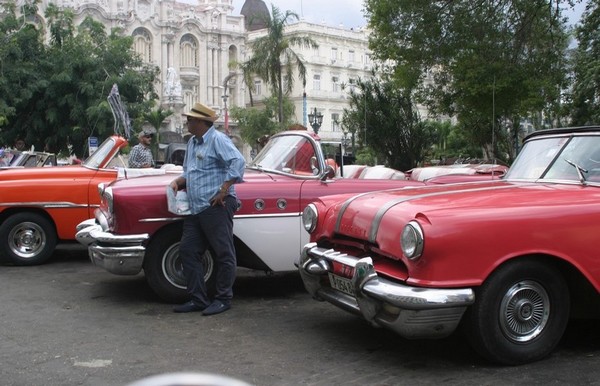 Les chauffeurs attendent les touristes pour une visite de la ville à bord des magnifiques voitures des années 50. © Richard Bayon