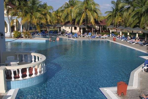 Dans un décor digne d'Hollywood  la piscine de l'un des hôtels de  luxe de la Havane © Richard Bayon