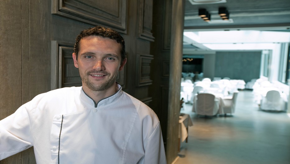 Aux commandes le chef Benoit Hilaire. Il régale ses convives dans son restaurant du Huit tous les soirs jusqu'en avril et propose au chalet  une “raclette party“ fromagère  © Catherine Gary Aux commandes le chef Benoit Hilaire. Il régale ses convives dans son restaurant du Huit tous les soirs jusqu'en avril et propose au chalet  une “raclette party“ fromagère  © Catherine Gary