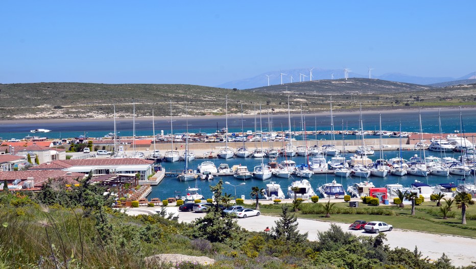 Alaçati est le spot turc des véliplanchistes et plus récemment des kitesurfeurs, grâce au vent étésien (Meltem en turc) qui souffle en permanence sur la côte méditerranéenne orientale. Crédit photo David Raynal