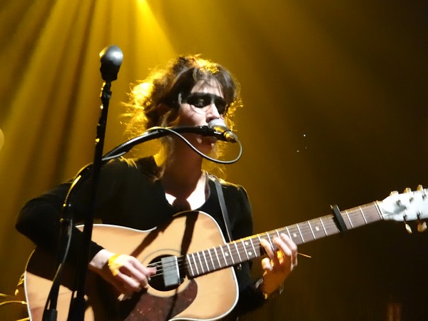 Premier album (Nord) sur scène pour Laura Cahen… en hommage à ses racines maternelles à l’image de sa maman Martine née en Algérie. ©Bertrand Munier