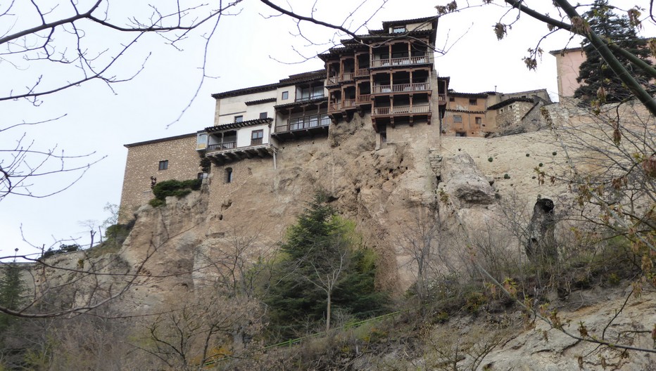 A Cuenca  Il faut grimper et grimper encore à travers les ruelles pour mériter la vue plongeante sur la ville et ses maisons perchées sur la falaise.© Catherine Gary