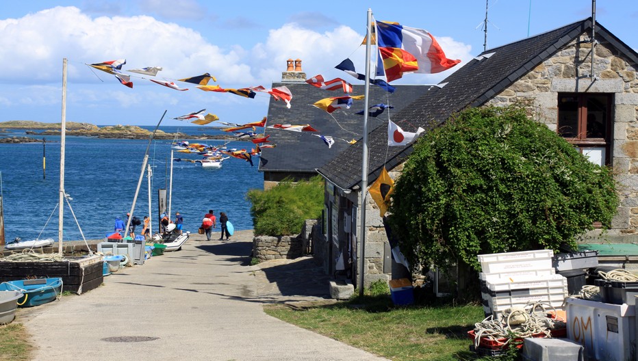 A la belle saison entre mai et septembre, Emmanuel Tessier interprète toutes voiles dehors sa partition marine. Ici sur les îles Chausey (crédit photo David Raynal).